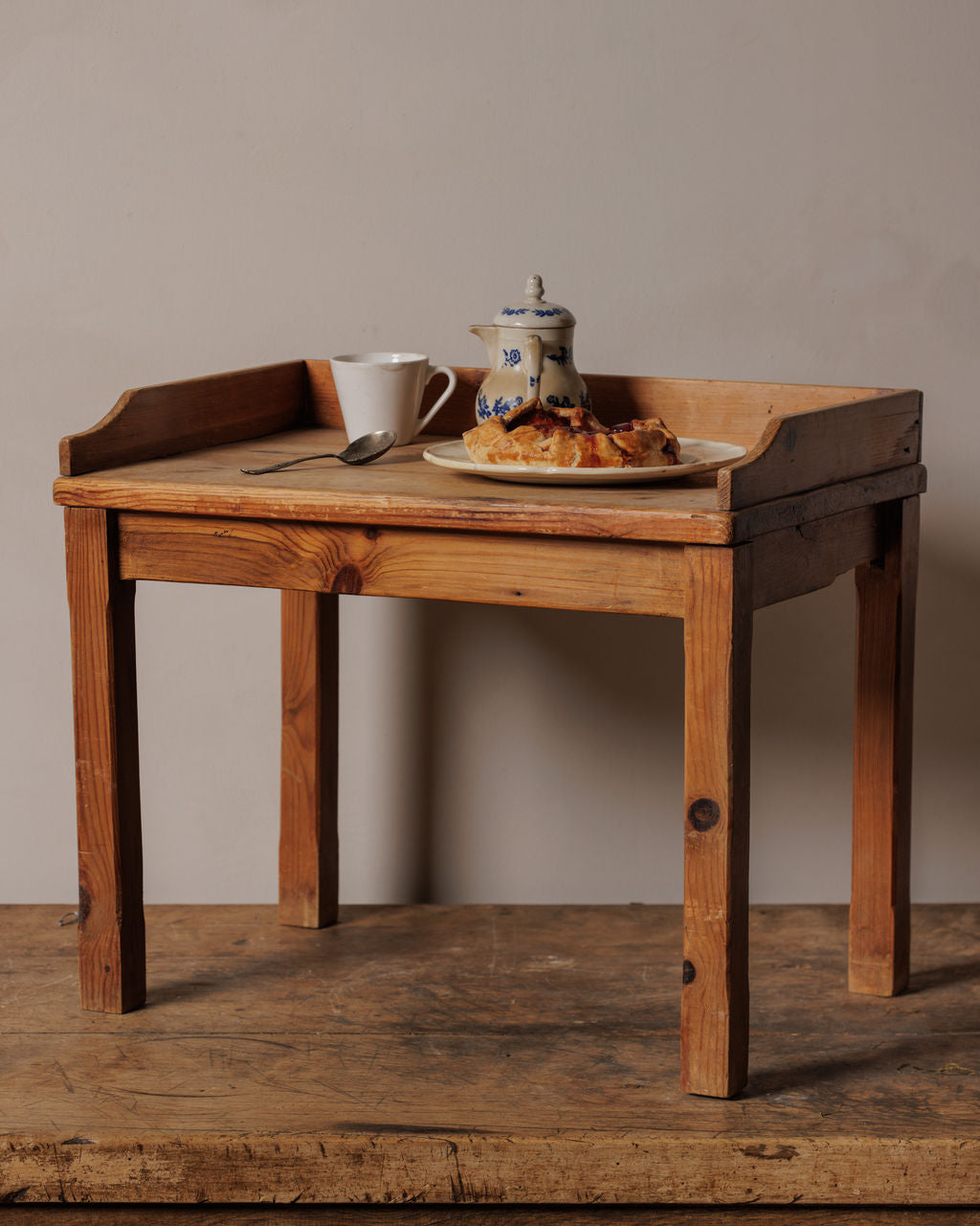 Chateau Tray Table